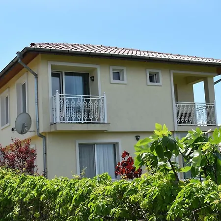 синя луна Guest house Lozenets